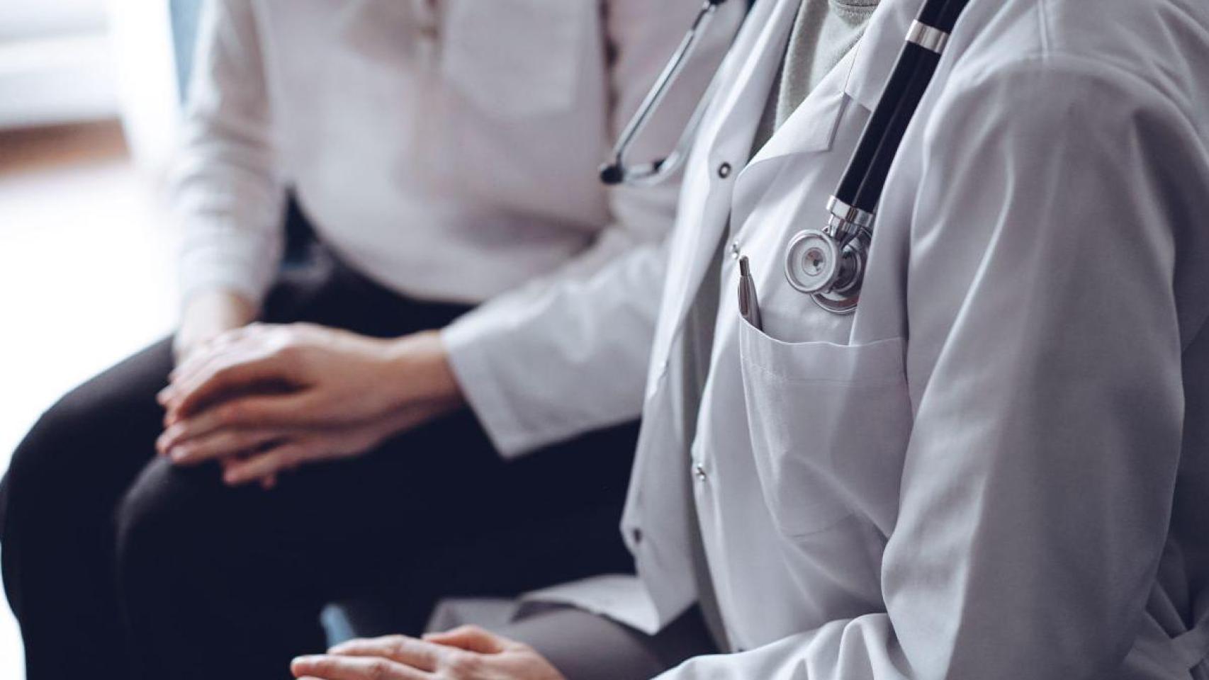Médico con un paciente