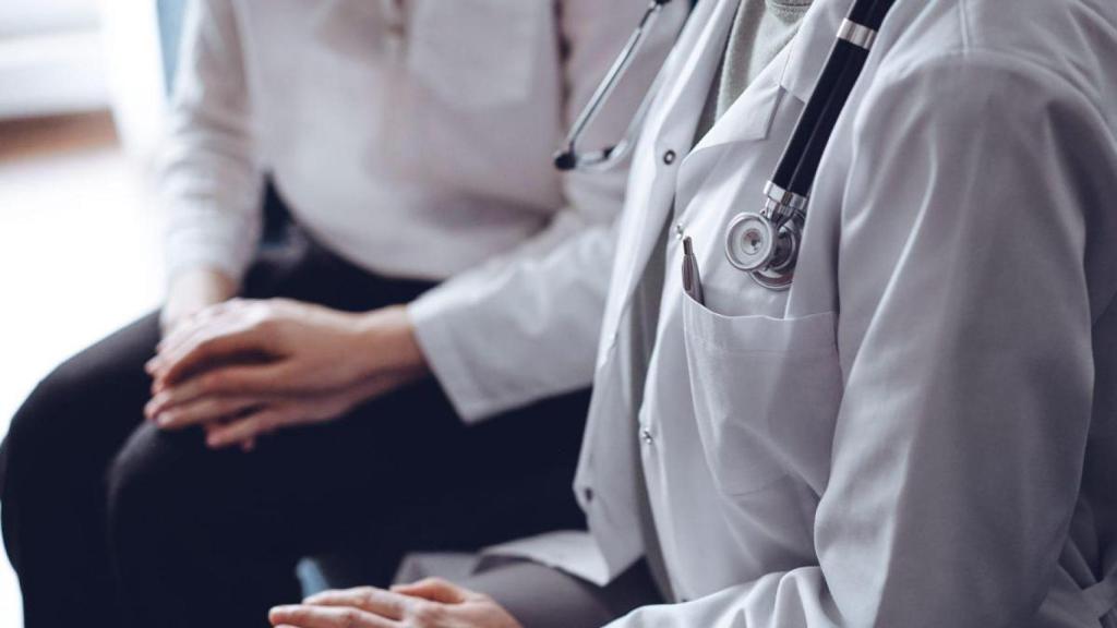 Médico con un paciente