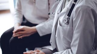 Médico con un paciente