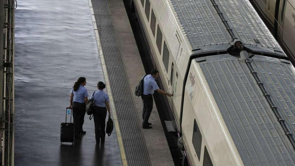 Treballadors de l'alta velocitat embarcant en un tren a Atocha