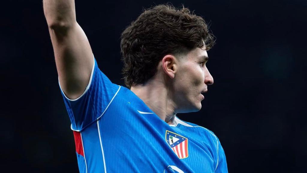 Julián Álvarez llança un córner amb l'Atlètic de Madrid
