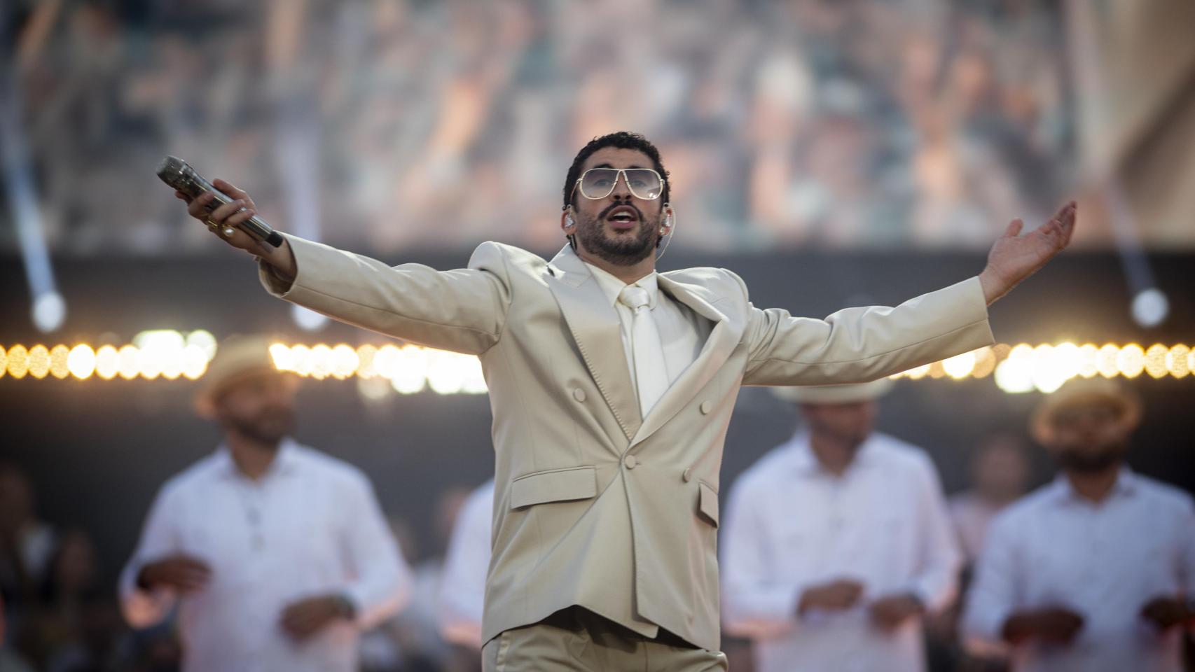 El cantante Bad Bunny durante su concierto en el Estadi Olímpic Lluís Companys