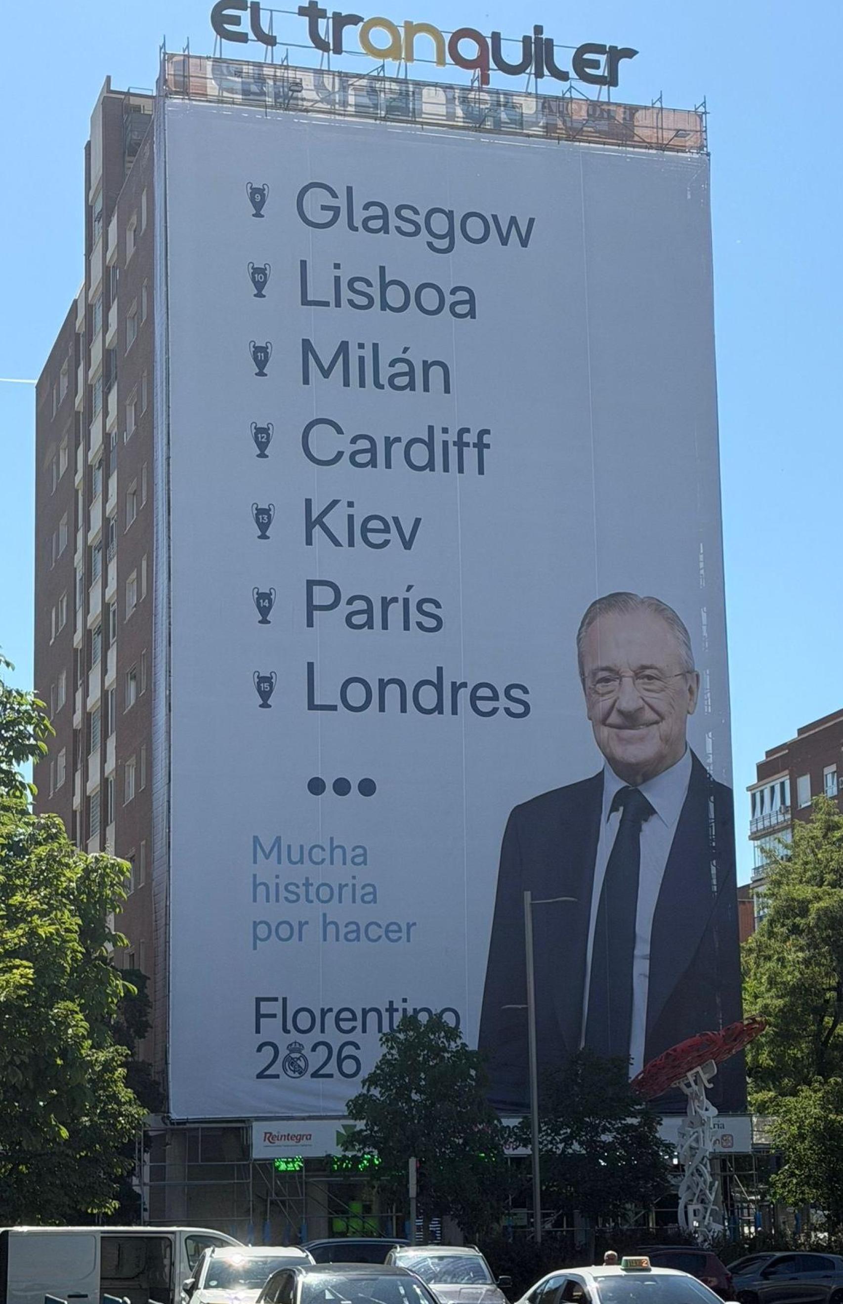 La lona de Florentino Pérez en los aledaños del Santiago Bernabéu