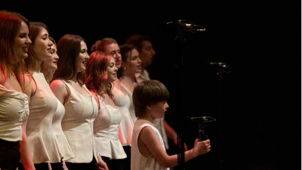 Varios miembros de la coral Homin, durante el concierto en Terrassa