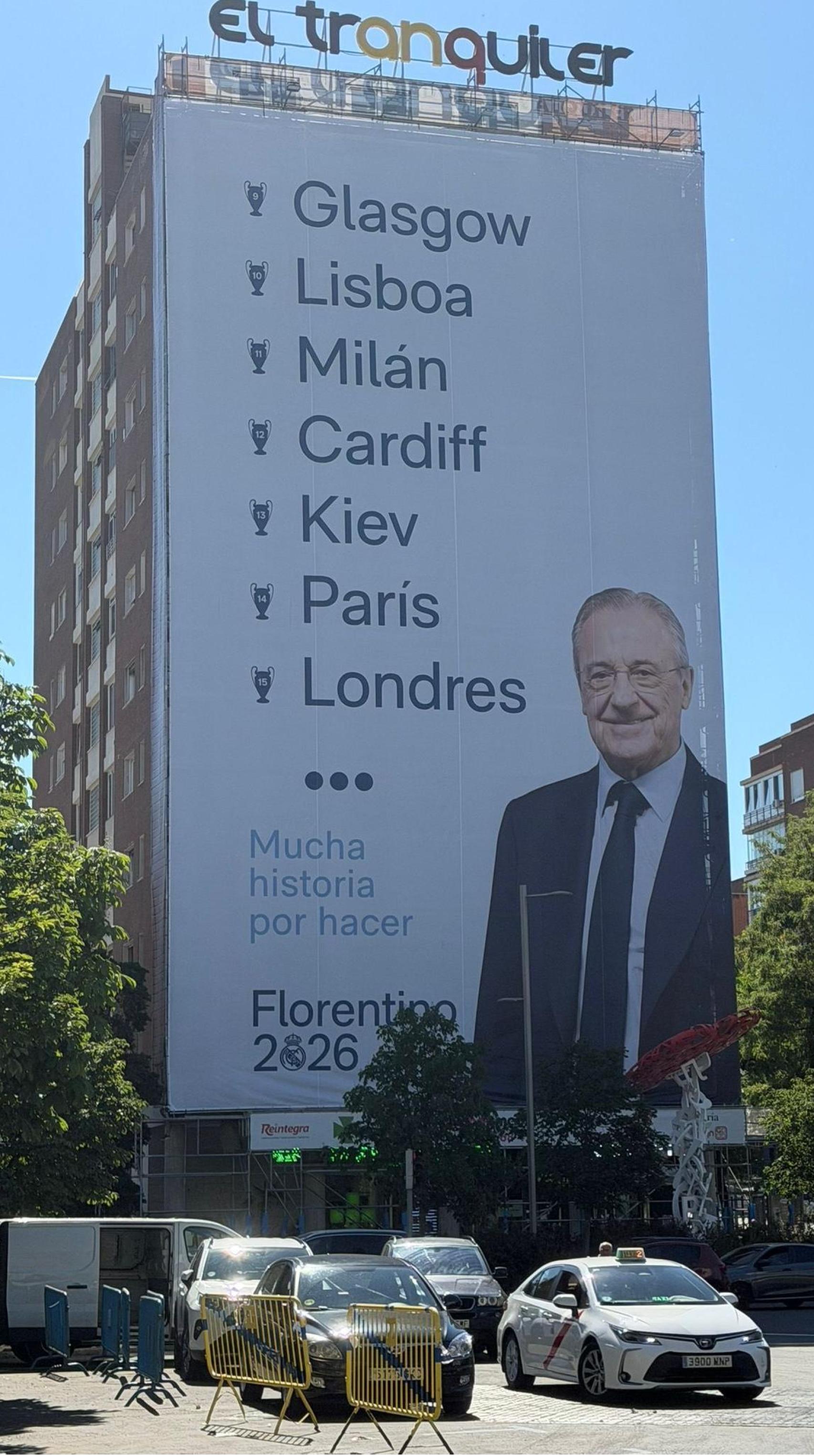 La lona de Florentino Pérez als voltants del Santiago Bernabéu