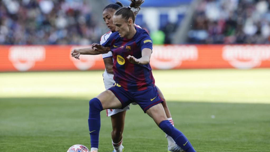 Caroline Graham Hansen lluita per la pilota en la final de la Champions Femenina