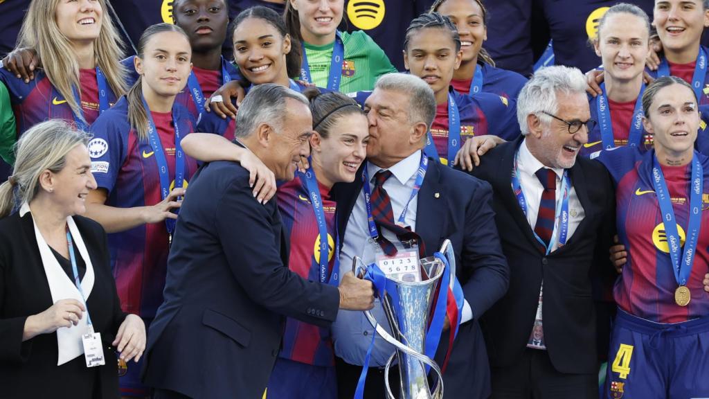 Rafa Yuste, Joan Laporta y Xavi Puig levantan el título de Champions League con el Barça Femenino