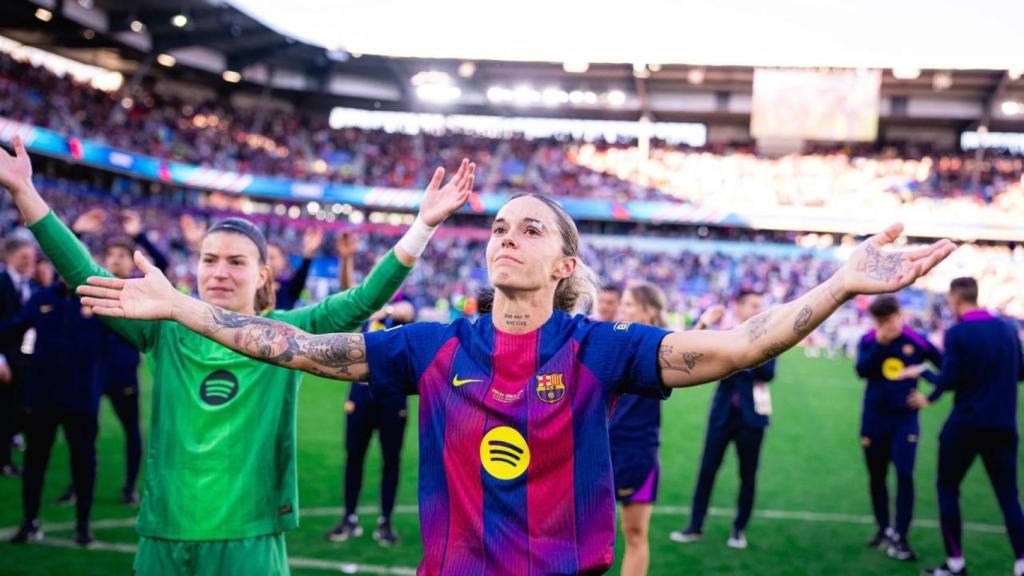 Mapi León celebra amb la grada la conquesta de la Champions del Barça Femení