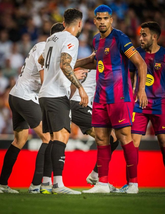 Araujo, en una acció del partit contra el València.jpg