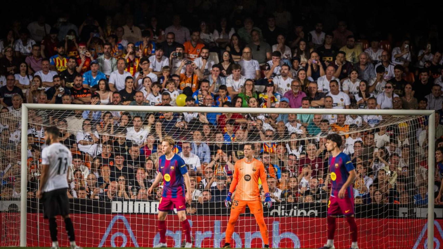 Xavi Espart, Frenkie de Jong y Wojciech Szczesny defienden una jugada en el Valencia-Barça