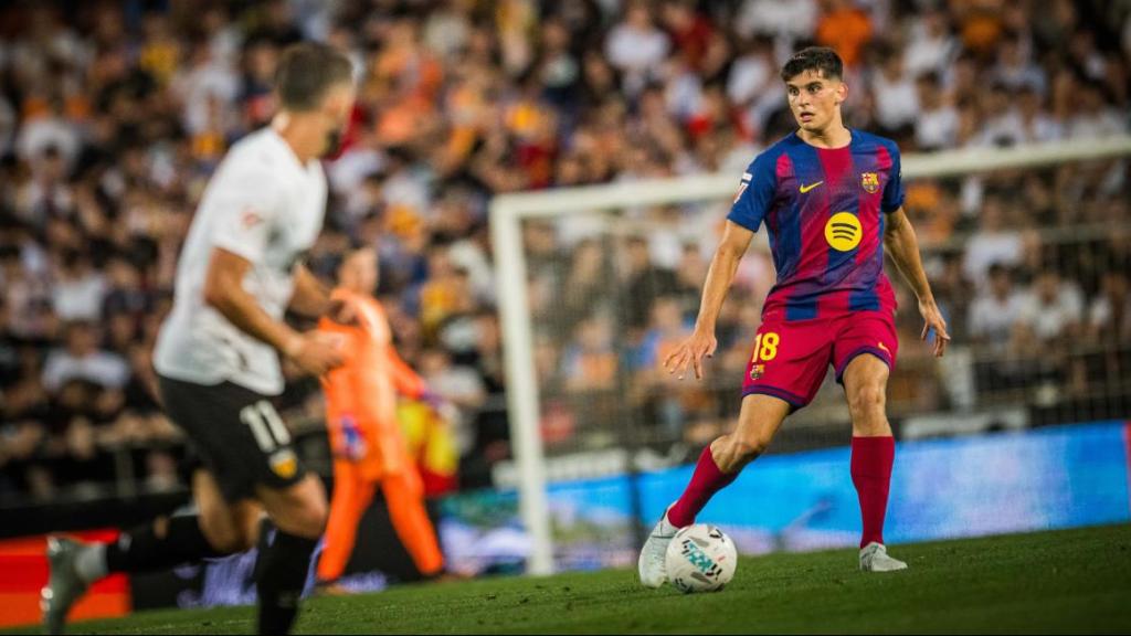 Gerard Martín controla el balón en el Valencia-Barça