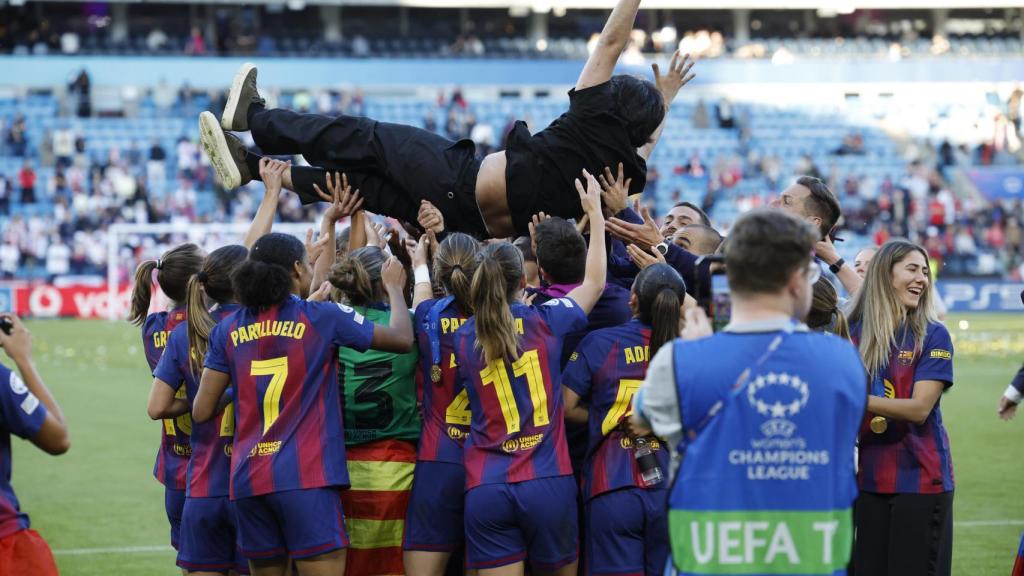 Les jugadores del Barça Femení manteixen Pere Romeu després de conquerir la Champions