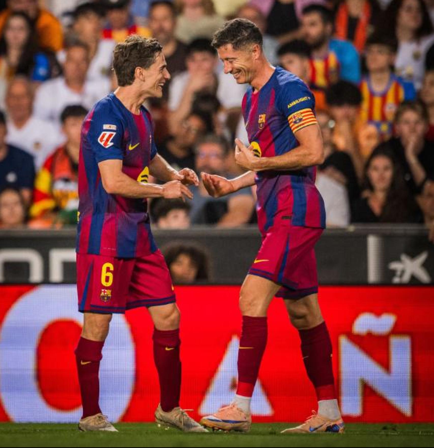 Robert Lewandowski, felicitat per Gavi en el València-Barça