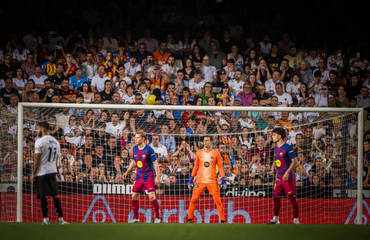 Xavi Espart, Frenkie de Jong i Wojciech Szczesny defensen una jugada en el València-Barça