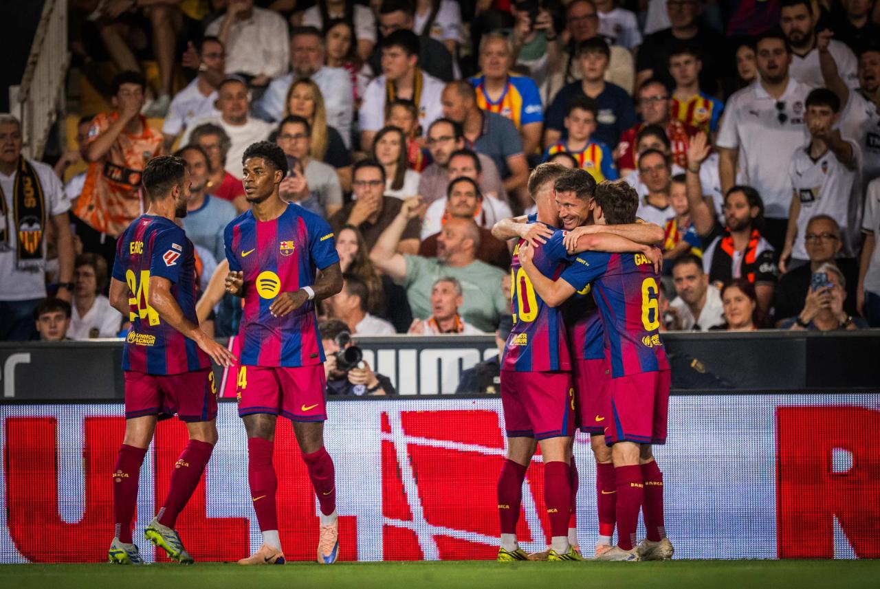 Els jugadors del Barça celebren el gol de Robert Lewandowski contra el València