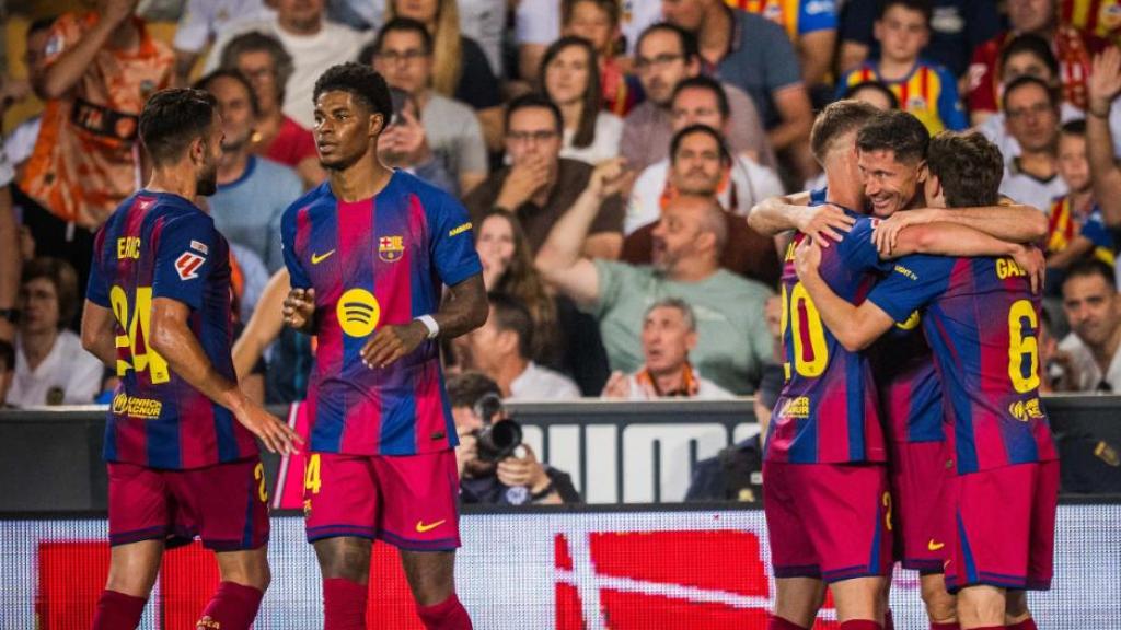 Los jugadores del Barça celebran el gol de Robert Lewandowski contra el Valencia