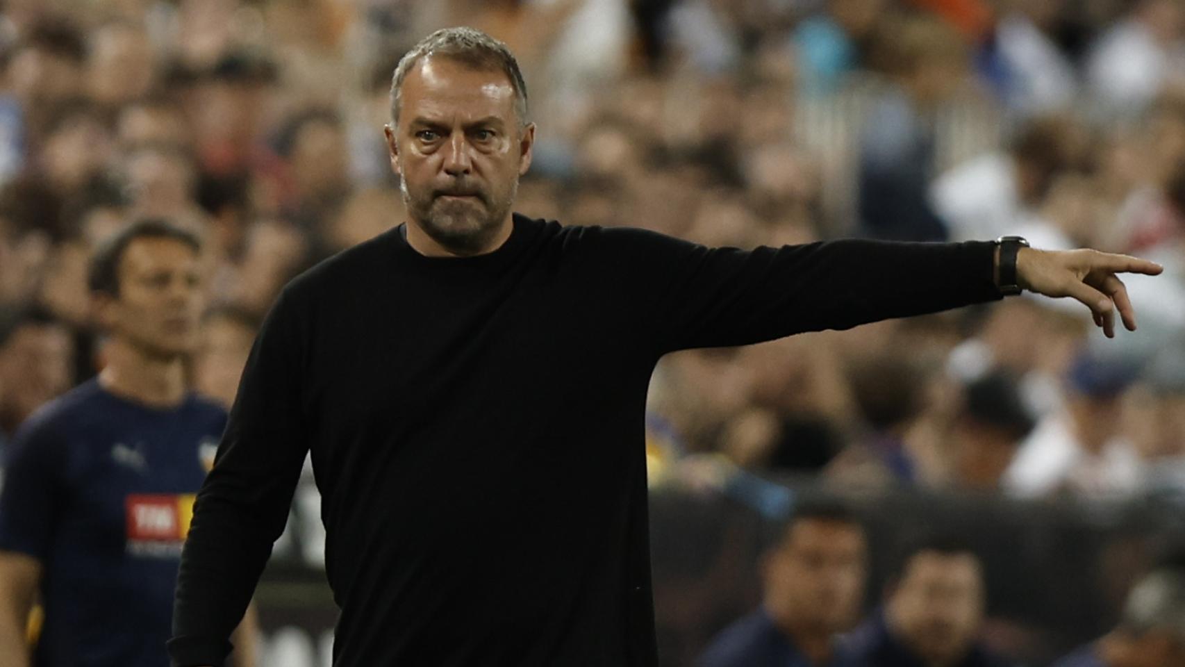 Hansi Flick da indicaciones en el Valencia-Barça
