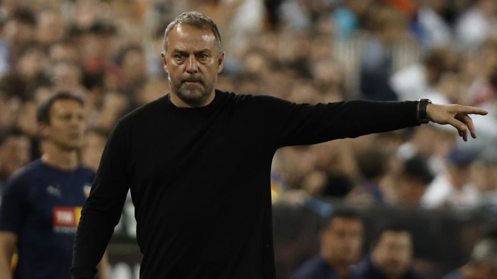 Hansi Flick da indicaciones en el Valencia-Barça