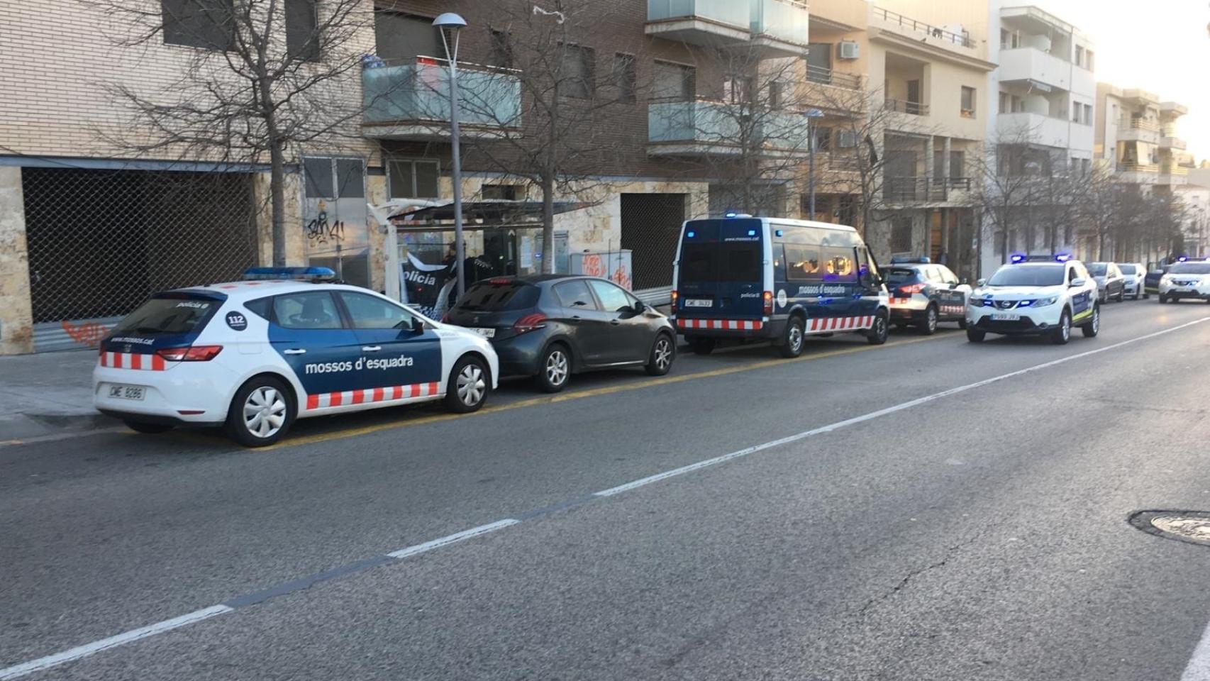 Varios vehículos de Mossos d'Equadra en una calle de Calafell
