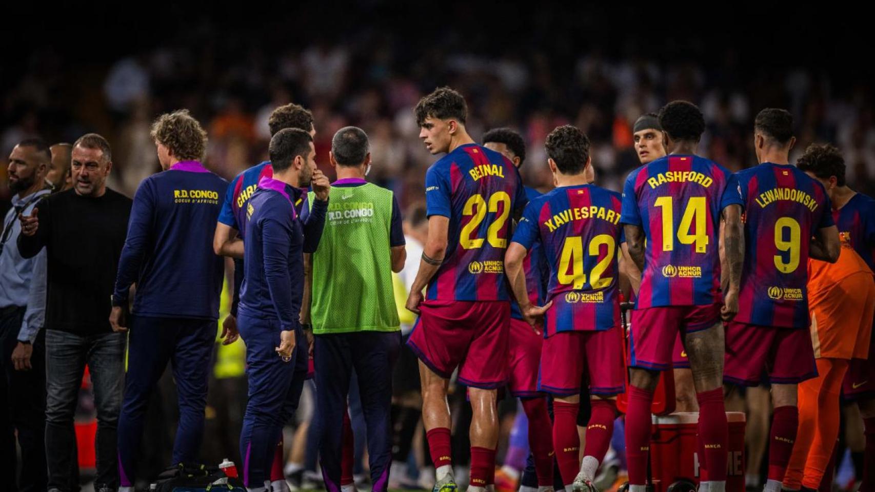 Los jugadores del Barça, durante la pausa de hidratación en el partido contra el Valencia