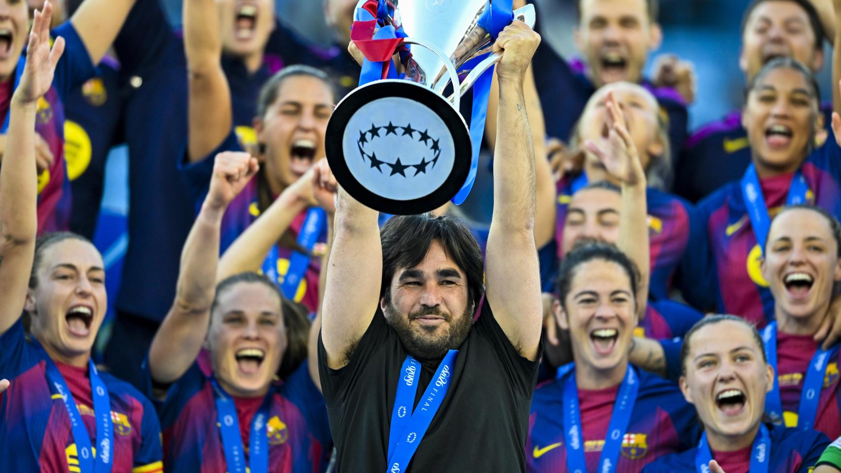 Pere Romeu levanta el trofeo de la Champions League con las jugadoras del Barça Femenino