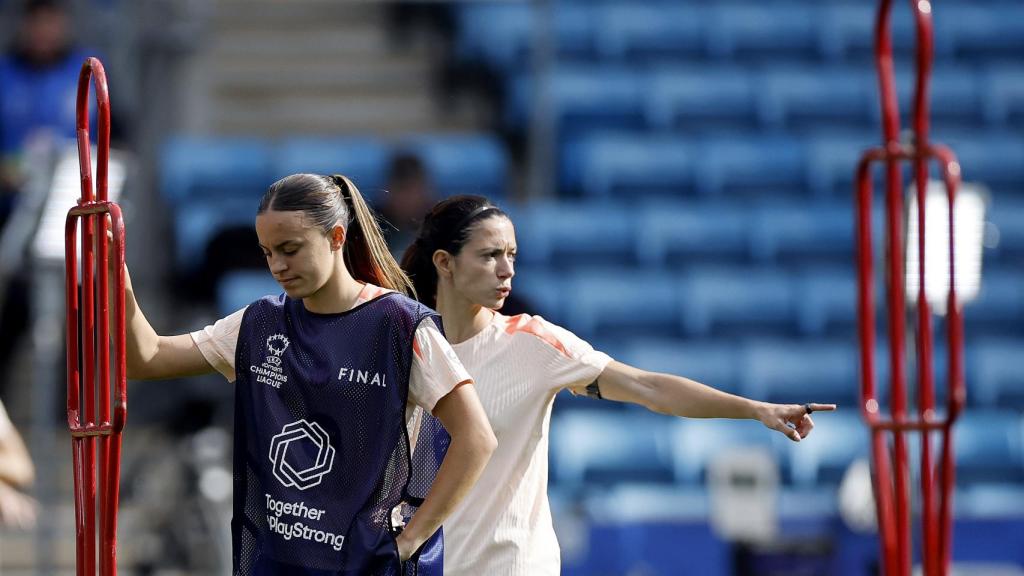 Clara Serrajordi i Aitana Bonmatí, en un entrenament del Barça Femení en la vigília de la final de la Champions League