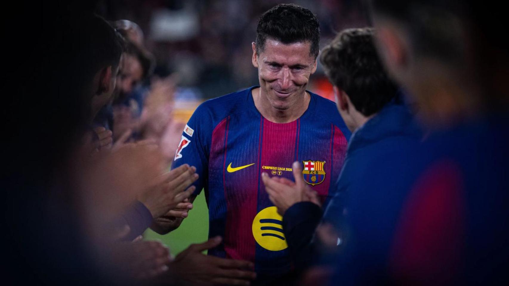 Robert Lewandowski se despide de sus compañeros del Barça en el Spotify Camp Nou
