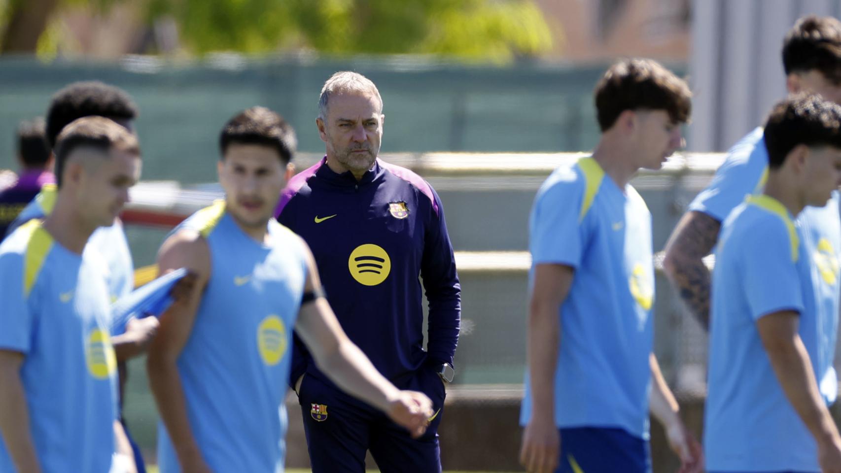 Hansi Flick dirige un entrenamiento del Barça