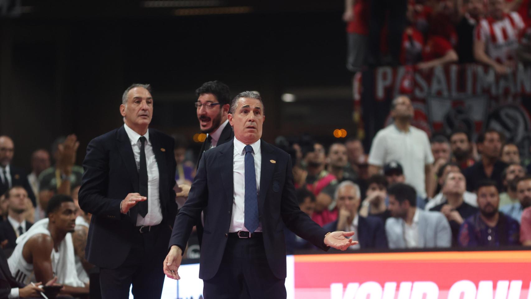 Sergio Scariolo da instrucciones a los jugadores del Real Madrid en la final de la Euroliga