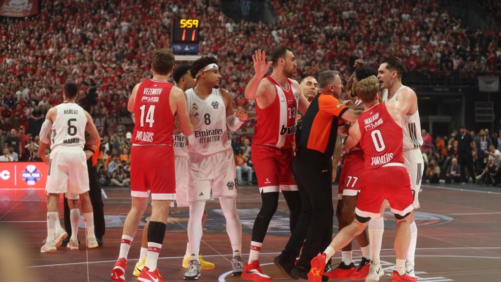 Mario Hezonja protesta una decisió de l'àrbitre a la final de l'Eurolliga
