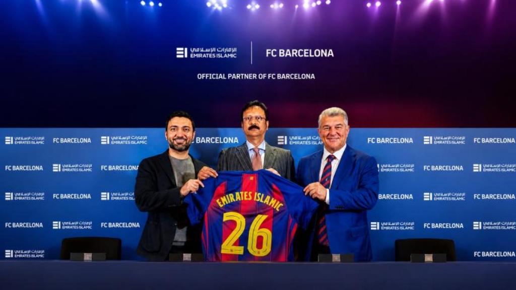 Joan Laporta, amb representants d'Emirates Islamic Bank, formalitza el nou patrocini regional del Barça.png