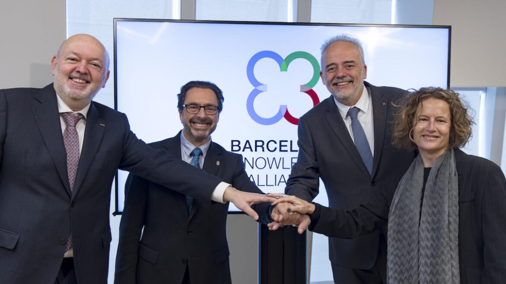 Joan Guàrdia (2i), rector de la UB; con Laia de Nadal (d), rectora de la UPF, en un acto