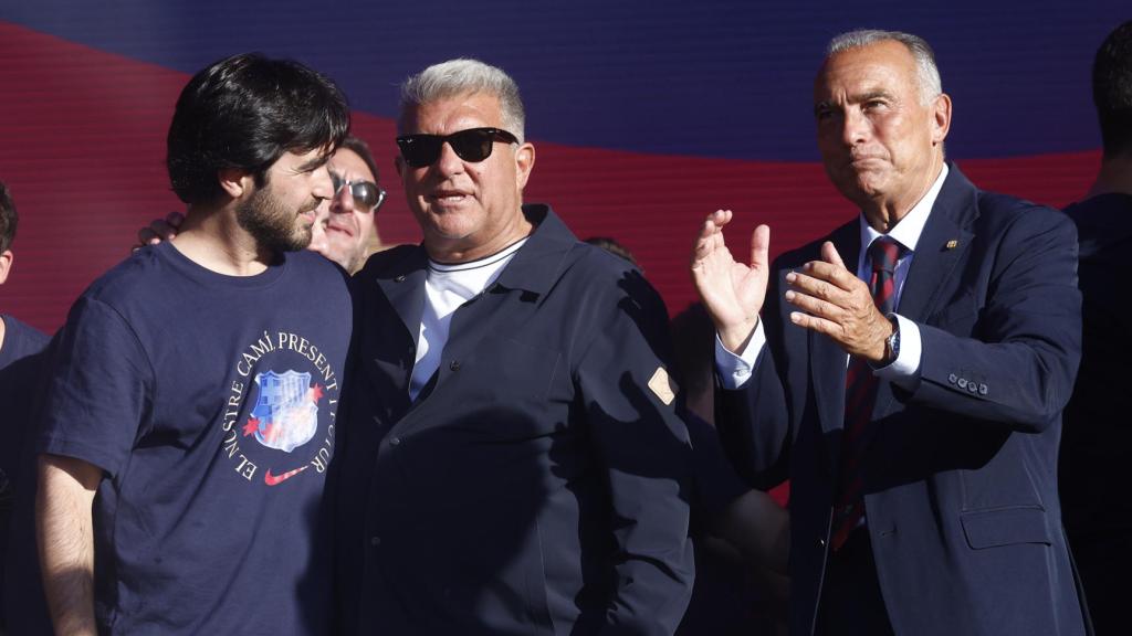 Rafa Yuste celebra amb Laporta la Champions del Barça Femení