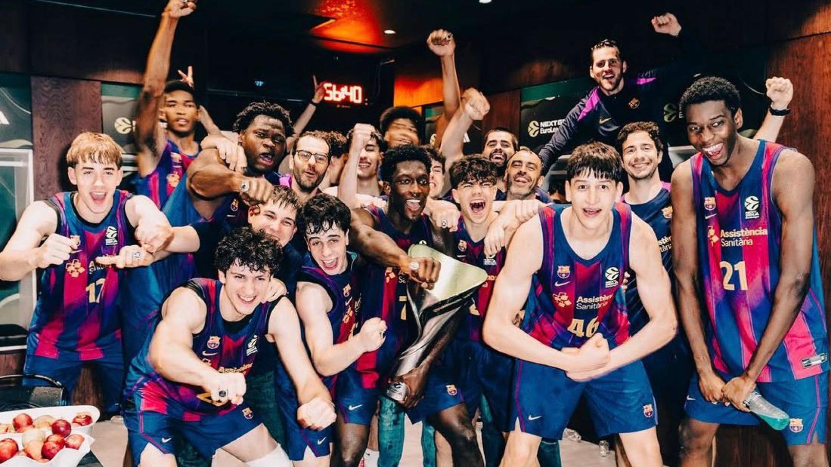 Los jugadores del equipo junior del Barça de basket celebran la conquista de la NextGen Euroleague
