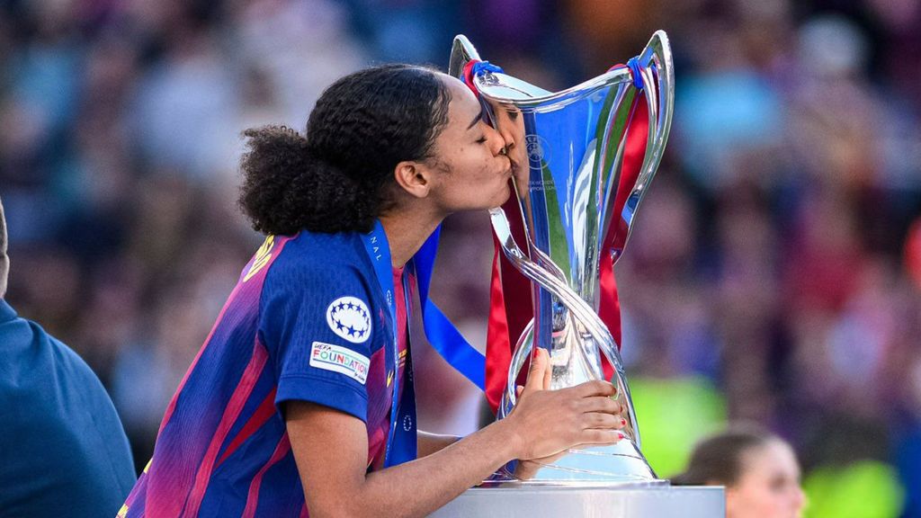 Salma Paralluelo besa el trofeo de la Champions League femenina