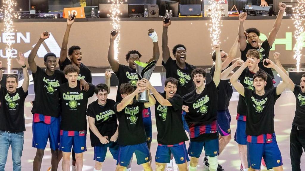 L'equip júnior del Barça de bàsquet celebra la conquesta de la NextGen Euroleague