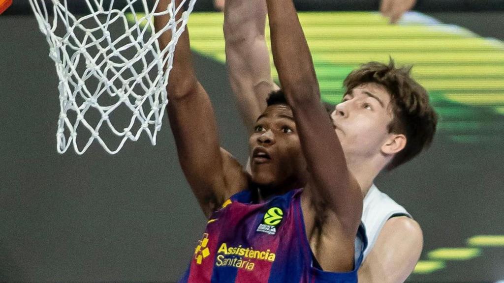 Mohamed Dabone completa un esmaixada a la final de la NextGen Euroleague