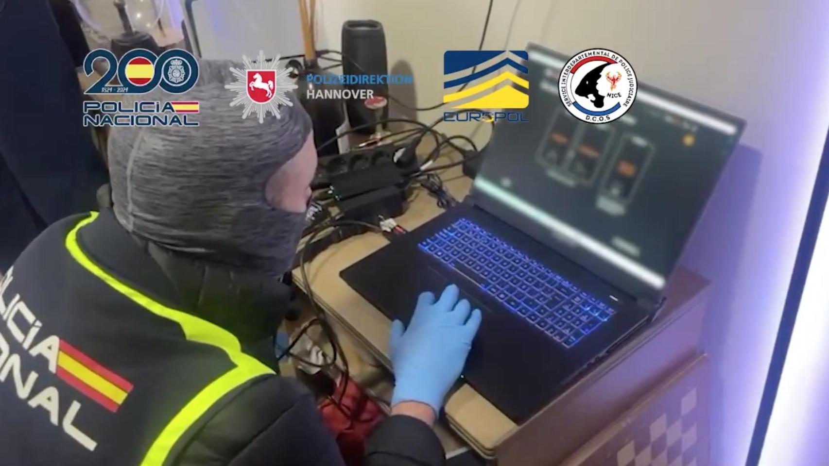 Agente de la Policía Nacional durante el dispositivo de detención 