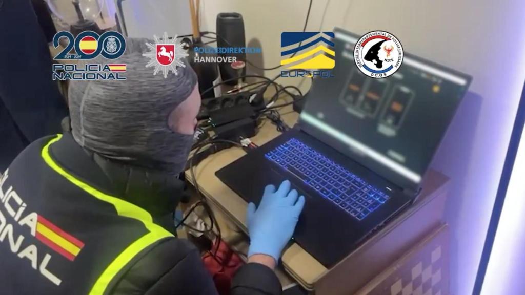 Agente de la Policía Nacional durante el dispositivo de detención 