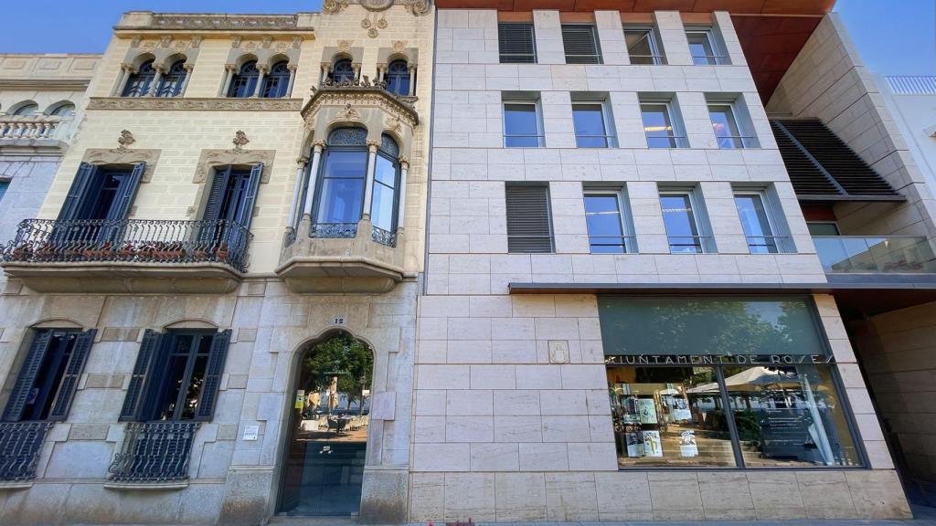 Vista de l'Ajuntament de Roses (Girona).