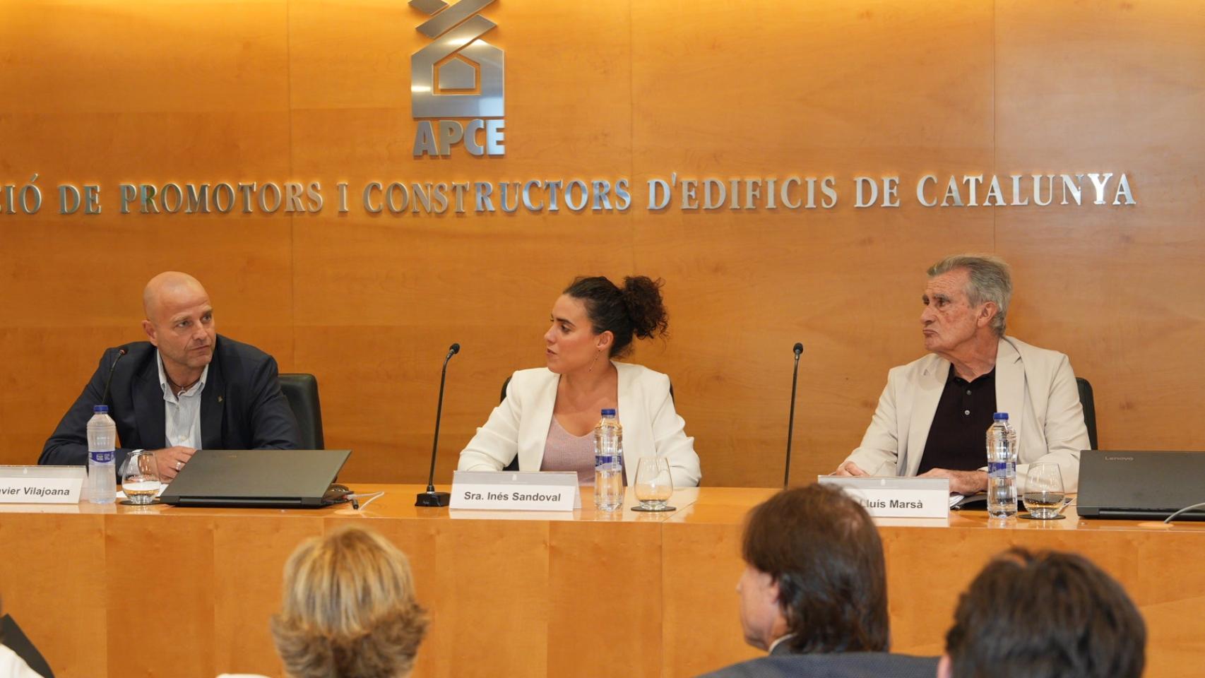 El presidente de la APCE, Xavier Vilajoana; la directora general de Vivienda y Suelo del MIVAU, Inés Sandoval; y Lluís Marsà, presidente de Honor de APCE 