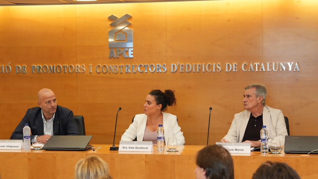 El presidente de la APCE, Xavier Vilajoana; la directora general de Vivienda y Suelo del MIVAU, Inés Sandoval; y Lluís Marsà, presidente de Honor de APCE 