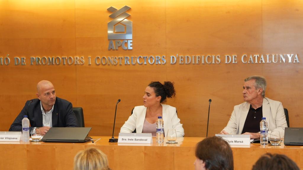 El presidente de la APCE, Xavier Vilajoana; la directora general de Vivienda y Suelo del MIVAU, Inés Sandoval; y Lluís Marsà, presidente de Honor de APCE 