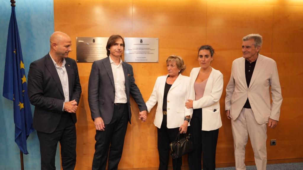Inauguració de la placa en memòria d'Enric Reyna a APCE, amb el president de l'entitat Xavier Vilajoana; Jordi i Cecília, familiars de Reyna; Inés Sandoval, directora general d'Habitatge i Sòl del MIVAU; i Lluís Marsà, president d'Honor d'APCE