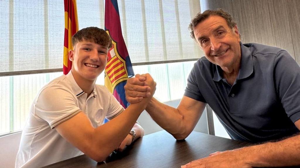 Hugo Garcés al costat de José Ramon Alexanko, signa la seva renovació amb el Barça