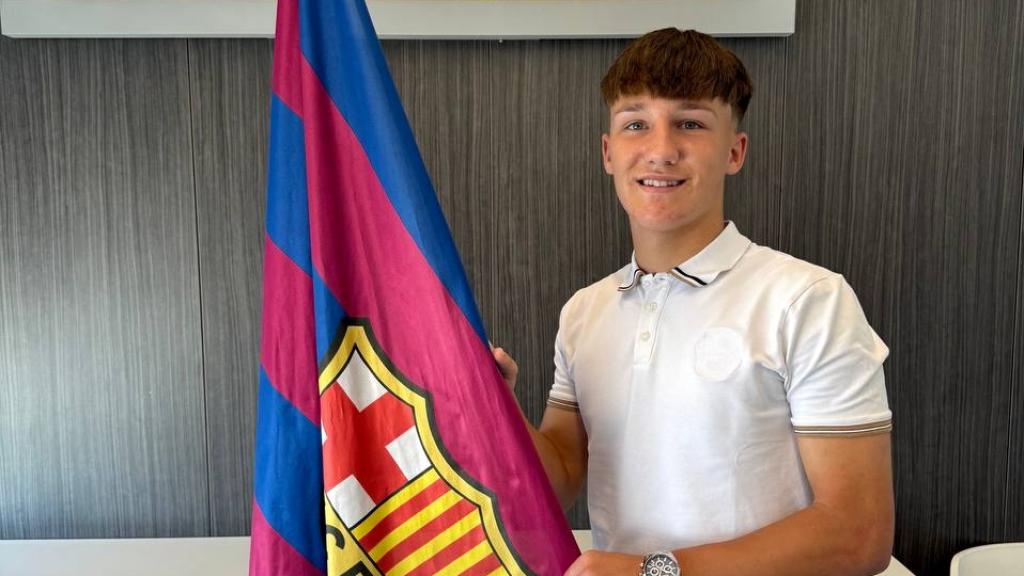 Hugo Garcés posa amb la bandera del Barça després de signar la renovació