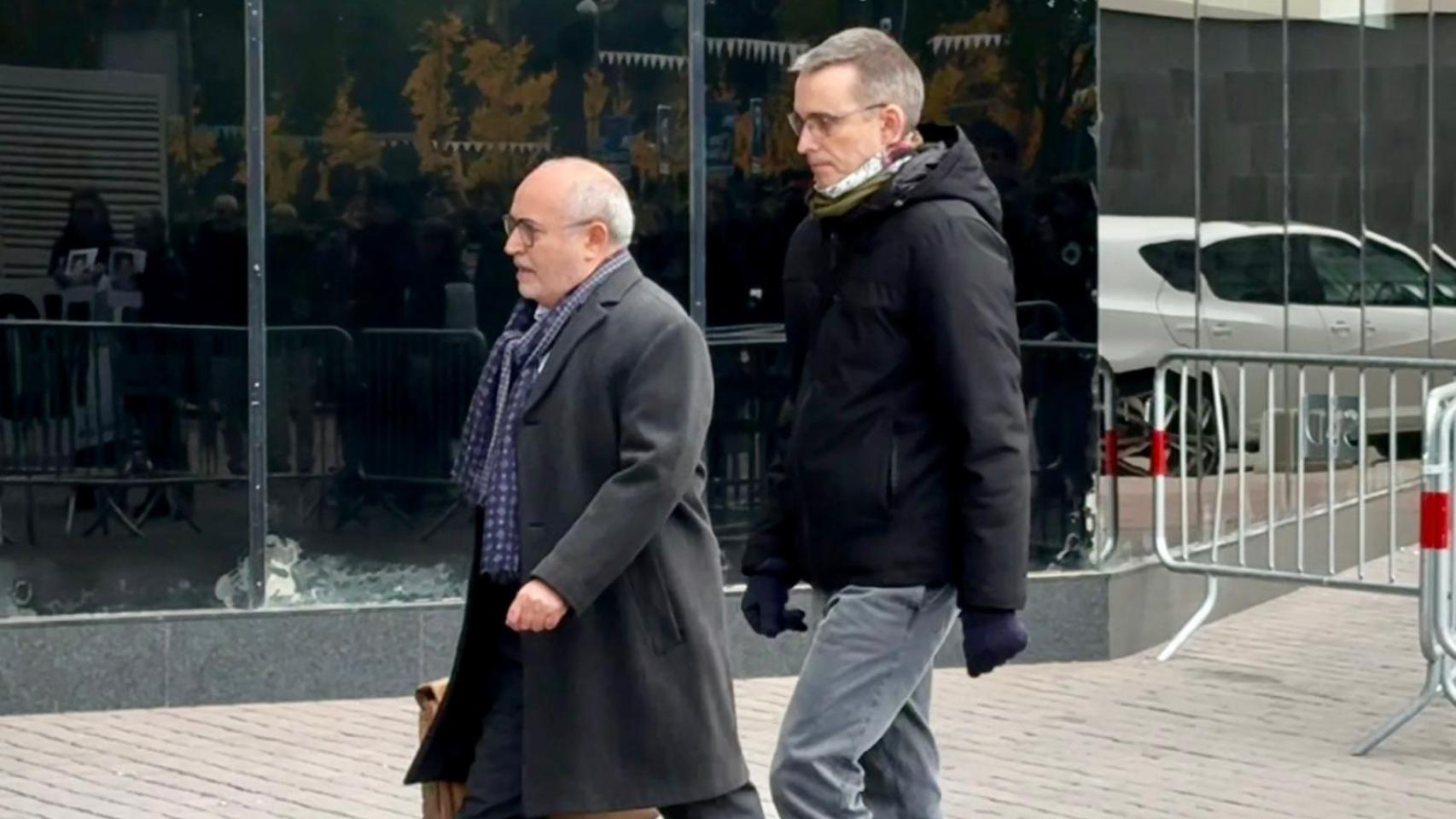Santiago Laiglesia acompañado por su abogado a su entrada a los Juzgado de Sabadell, en noviembre de 2025