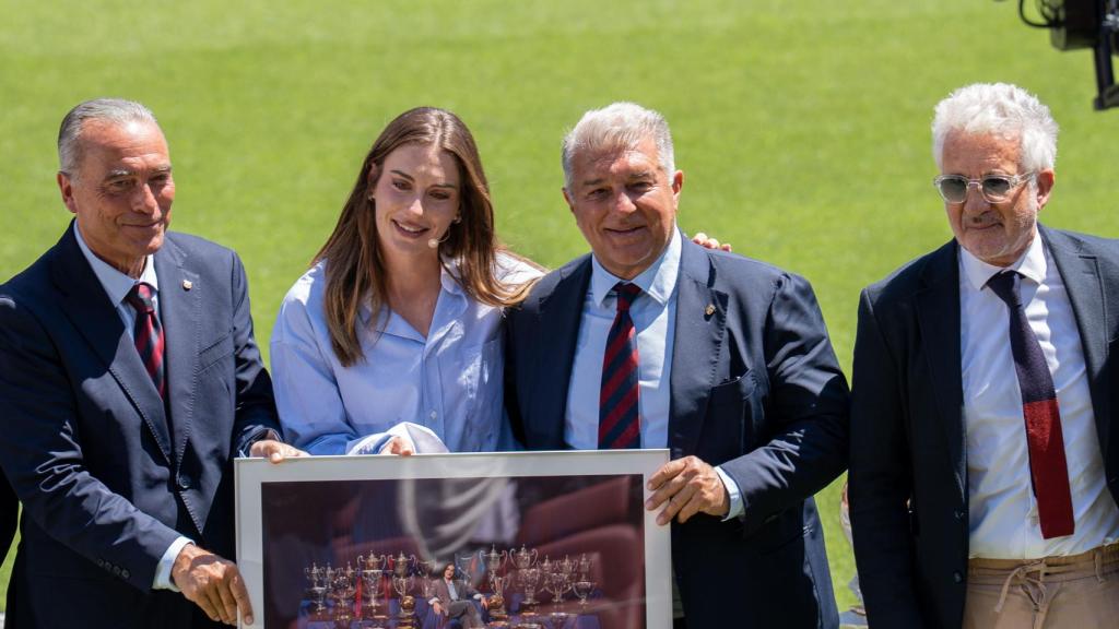 Alexia Putellas, en su despedida del Barça Femenino junto a Joan Laporta, Rafa Yuste y Xavi Puig