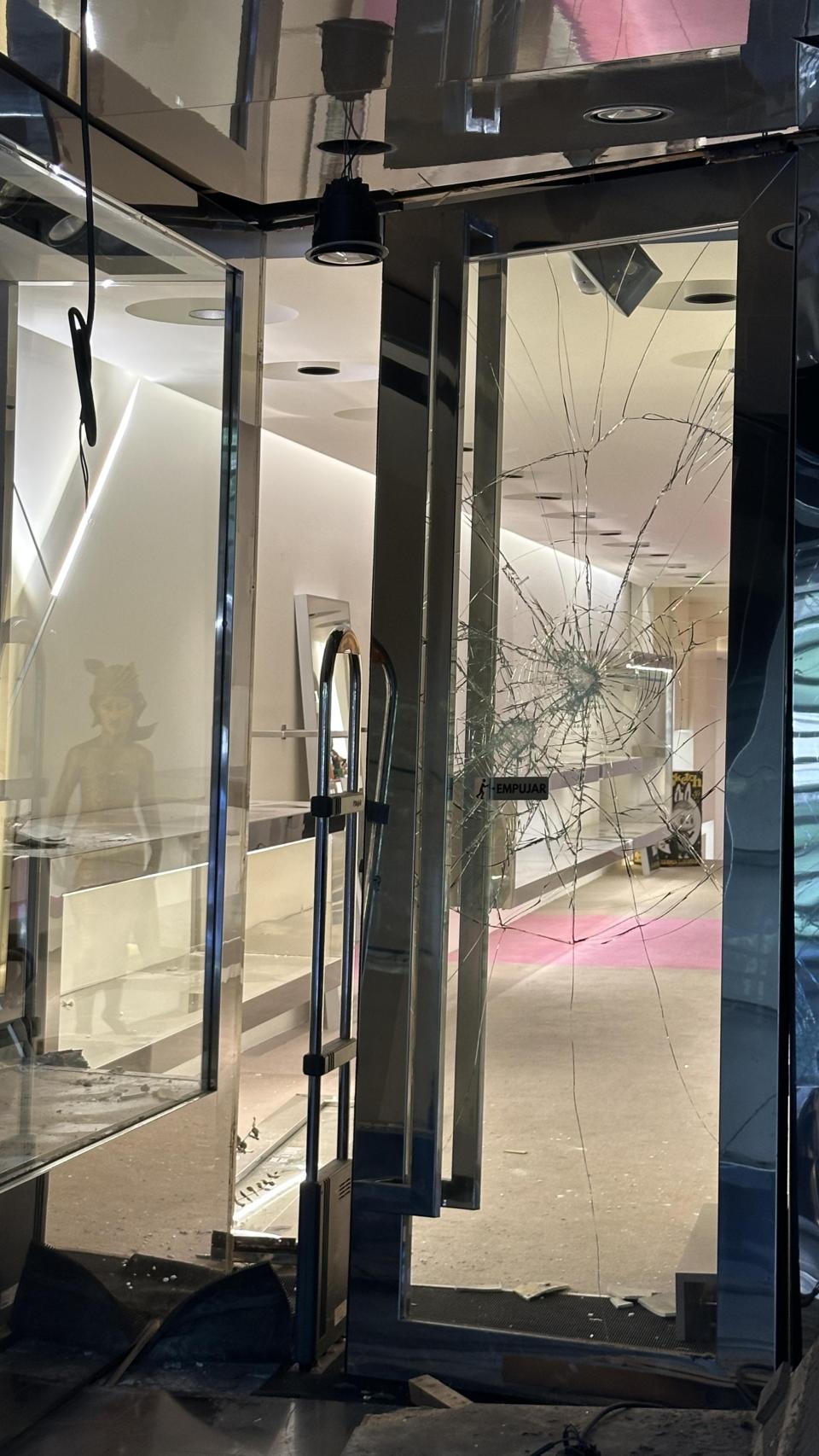 Los cristales de la entrada de la tienda quedaron destrozados