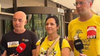 Los representantes de los sindicatos en huelga, antes de entrar a la reunión en la 'conselleria' de Educación de la Generalitat de Cataluña